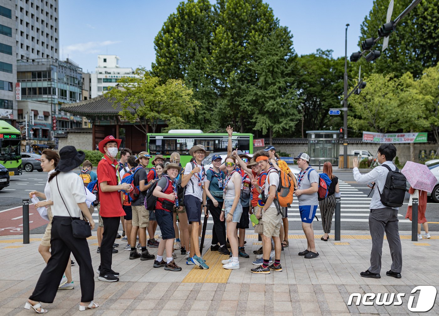 본문 이미지 - 서울시청 광장에서 기념 사진 촬영 중인 잼버리 대원들(서울관광재단 제공)