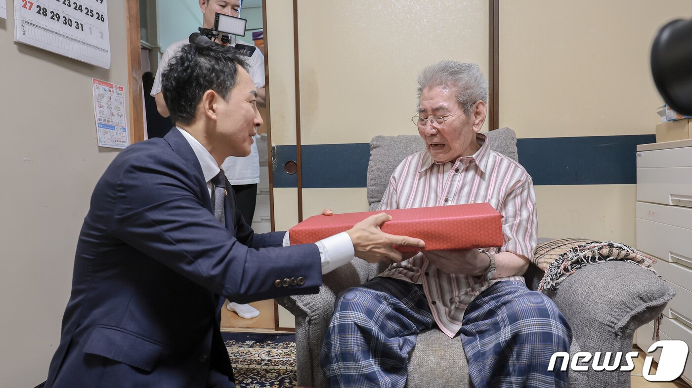 본문 이미지 - 박민식 국가보훈부 장관이 11일 오후 일본 내 유일한 생존 독립유공자이자 광복군인 오성규 애국지사의 자택을 방문해 대통령 위문품을 전달하고 있다. (국가보훈부 제공) 2023.8.11/뉴스1