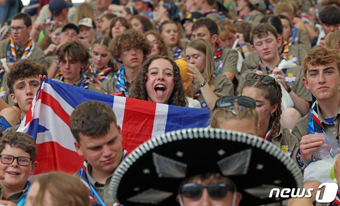 본문 이미지 - 11일 서울 마포구 서울월드컵경기장에서 2023 세계스카우트잼버리대회 K-팝 슈퍼라이브 공연을 앞두고 입장한 각국 대원들이 공연을 기다리며 즐거운 시간을 보내고 있다. (문화체육관광부 제공) 2023.8.11/뉴스1