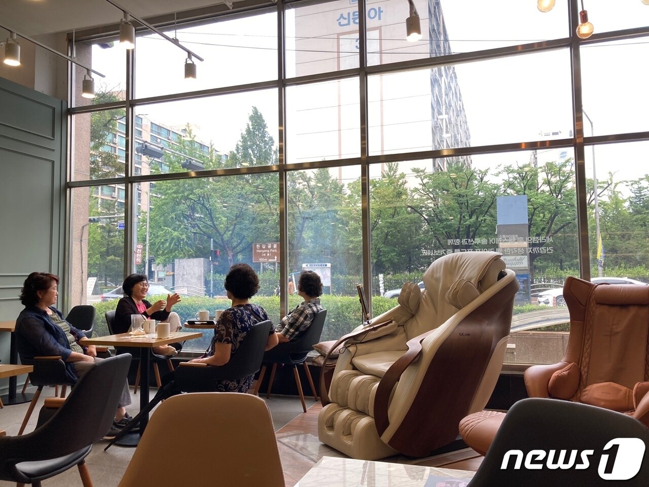 본문 이미지 - 11일 서울 용산구 세라젬 체험카페에서 방문객들이 담소를 나누고 있다. ⓒ 뉴스1 윤주영 기자