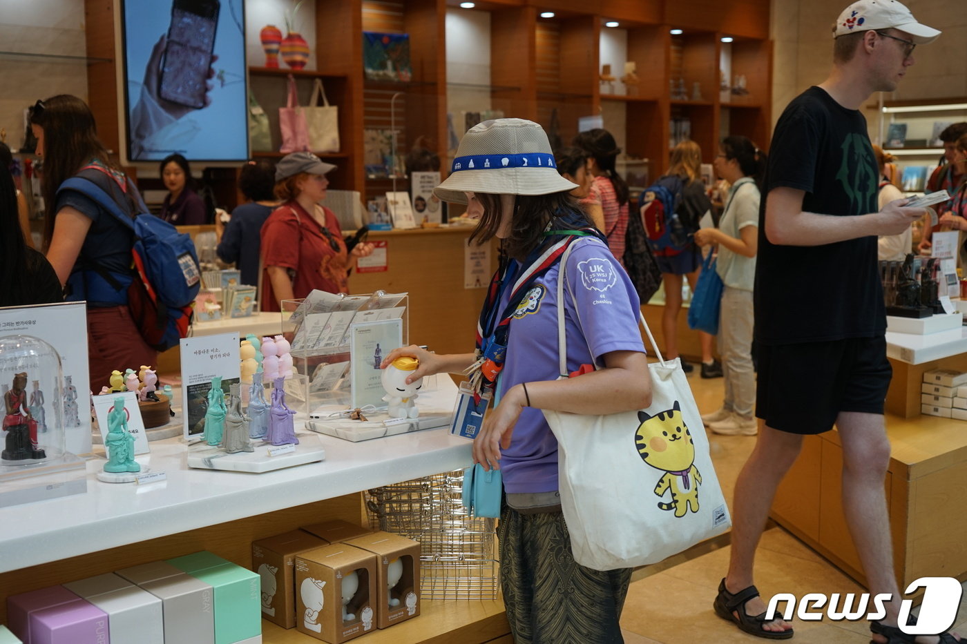 본문 이미지 - 영국 스카우트 대원이 국립중앙박물관 문화상품점을 둘러보고 있다. 지난 8일 영국 스카우트 대원 60여 명이 국립중앙박물관을 방문해 전시를 관람했다(문체부 제공)
