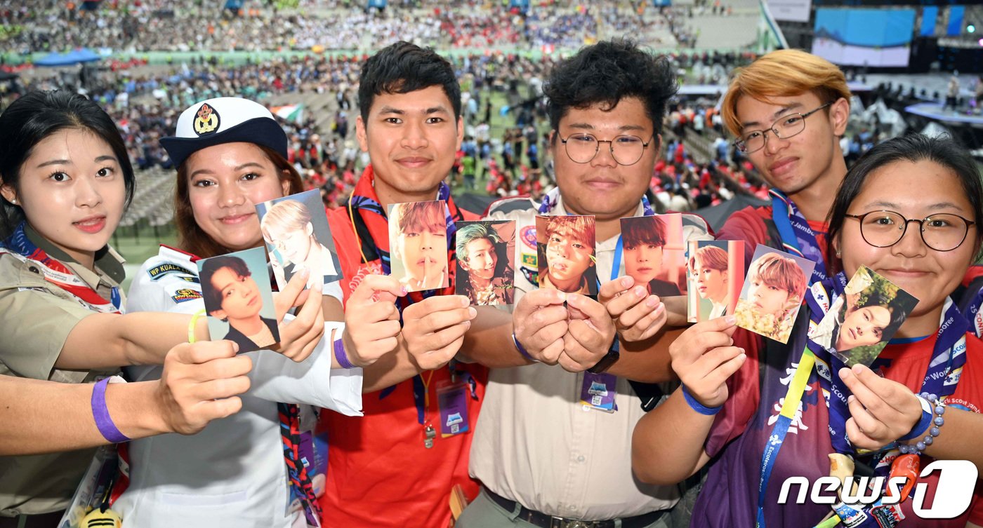 본문 이미지 - 2023 새만금 세계스카우트 잼버리'가 11일 폐영식과 'K팝 슈퍼 라이브'를 끝으로 막을 내리는 가운데 행사가 진행되는 마포구 서울월드컵경기장에서 참가국 스카우트 대원들이 방탄소년단(BTS) 포토카드를 들어보이고 있다. 2023.8.11/뉴스1 ⓒ News1 사진공동취재단