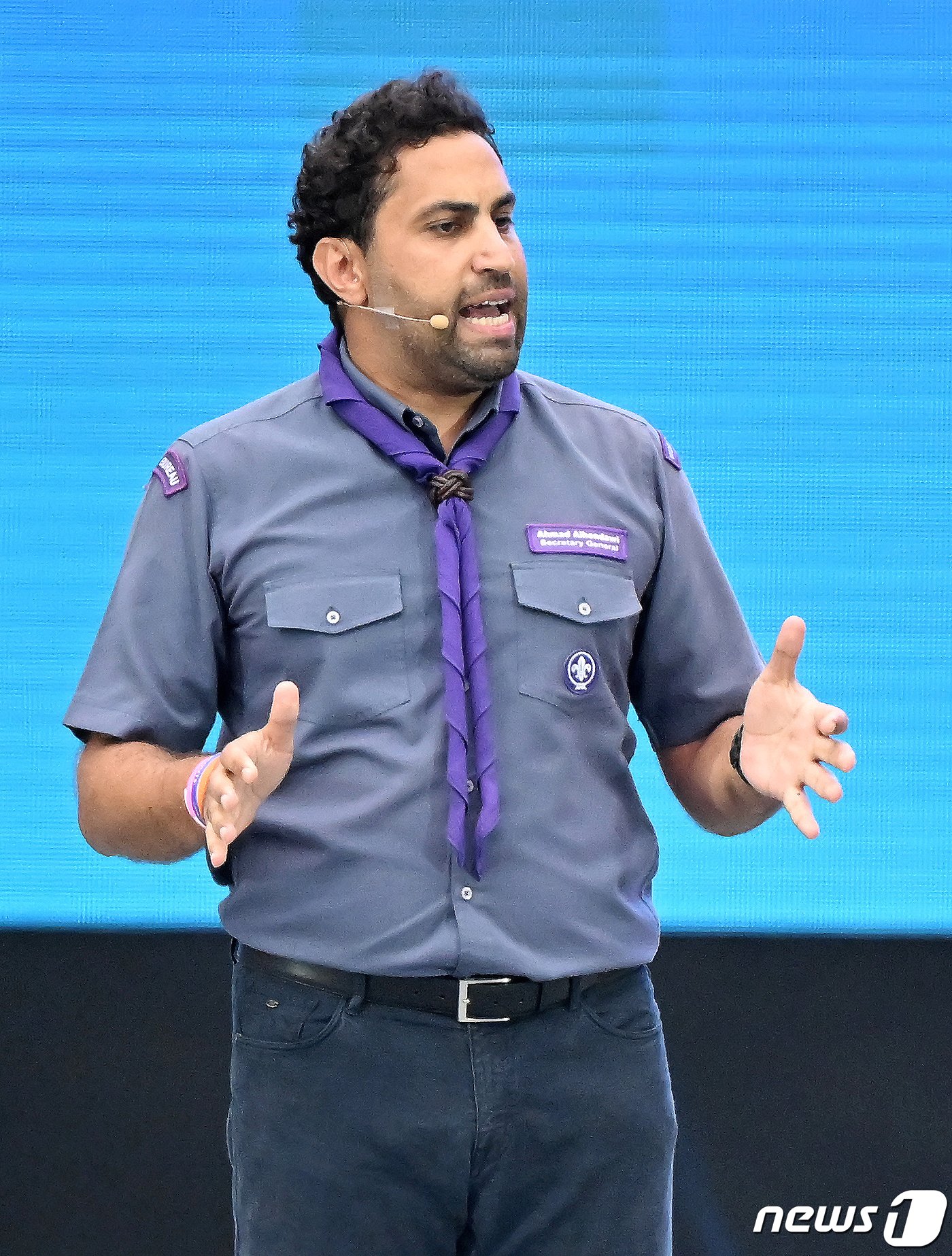 본문 이미지 - 아흐메드 알헨다위 세계스카우트연맹 사무총장이 11일 오후 서울 마포구 서울월드컵경기장에서 열린 폐영식에서 환송사를 하고 있다. 2023.8.11/뉴스1 ⓒ News1 사진공동취재단