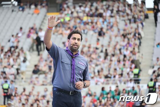 11일 오후 서울월드컵경기장에서 열린 2023 새만금 '제25회 세계스카우트 잼버리' 폐영식에서 아흐메드 알헨다위 세계스카우트연맹 사무총장이 환송사를 하고 있다. (여성가족부 제공) 2023.8.11/뉴스1