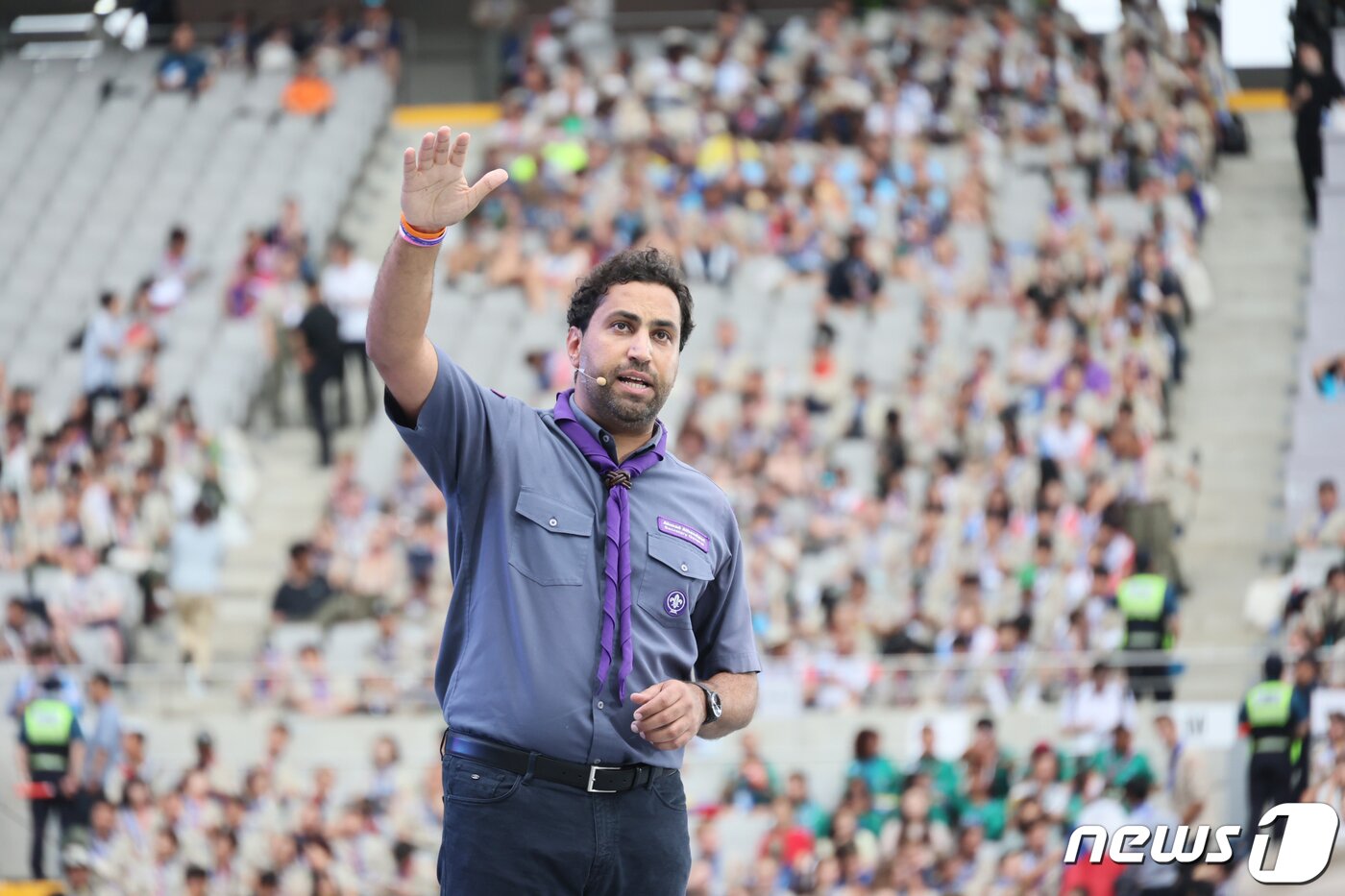 본문 이미지 - 11일 오후 서울월드컵경기장에서 열린 2023 새만금 '제25회 세계스카우트 잼버리' 폐영식에서 아흐메드 알헨다위 세계스카우트연맹 사무총장이 환송사를 하고 있다. (여성가족부 제공) 2023.8.11/뉴스1