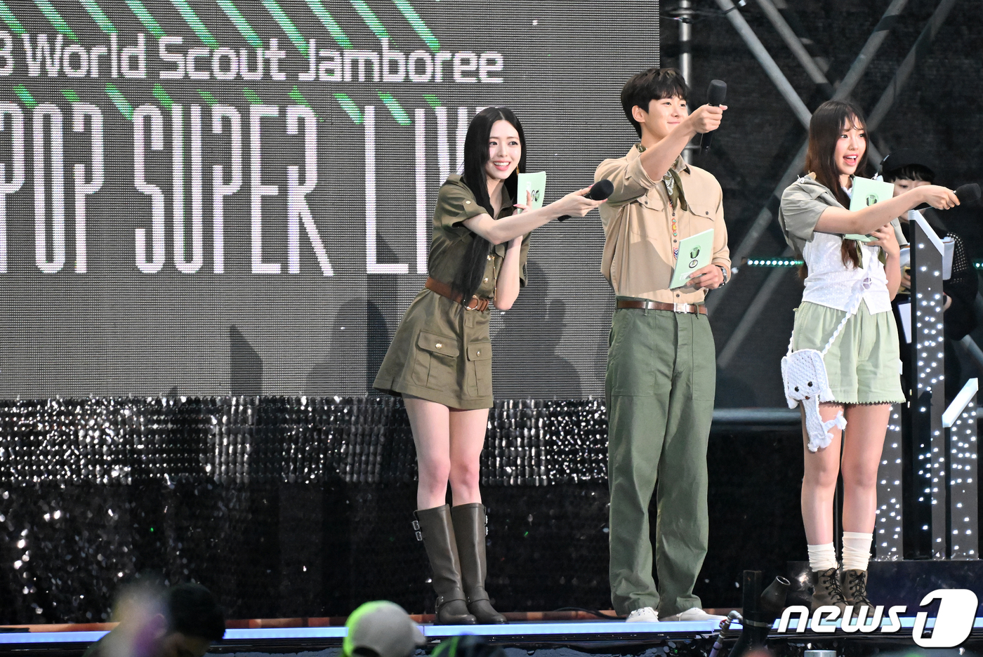 (서울=뉴스1) 사진공동취재단 = 11일 오후 서울 마포구 서울월드컵경기장에서 열린 ‘2023 새만금 세계스카우트잼버리 K팝 슈퍼 라이브 콘서트’에서 있지 유나(왼쪽부터)와 배우 …