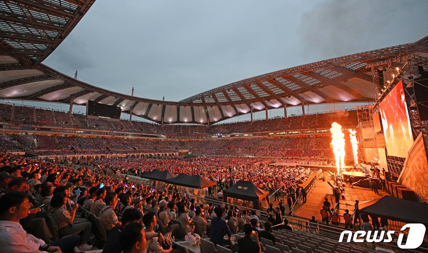 본문 이미지 - 11일 서울 마포구 서울월드컵경기장에서 열린 K팝 슈퍼라이브 콘서트에서 세계 스카우트 대원들이 공연을 즐기고 있다. 2023.8.11/뉴스1 ⓒ News1 사진공동취재단
