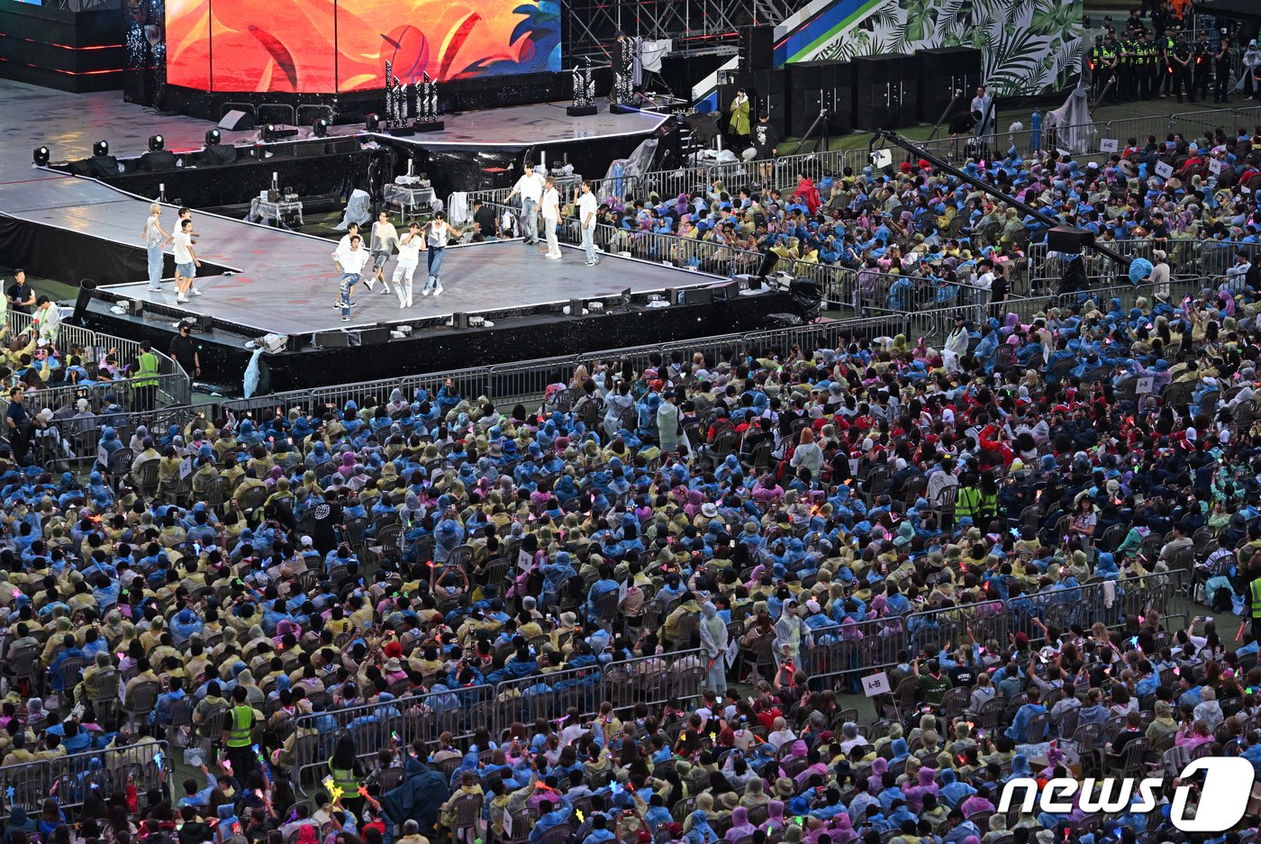 본문 이미지 - 11일 서울 마포구 서울월드컵경기장에서 열린 K팝 슈퍼라이브 콘서트에서 세계 스카우트 대원들이 공연을 즐기고 있다. 2023.8.11/뉴스1 ⓒ News1 사진공동취재단