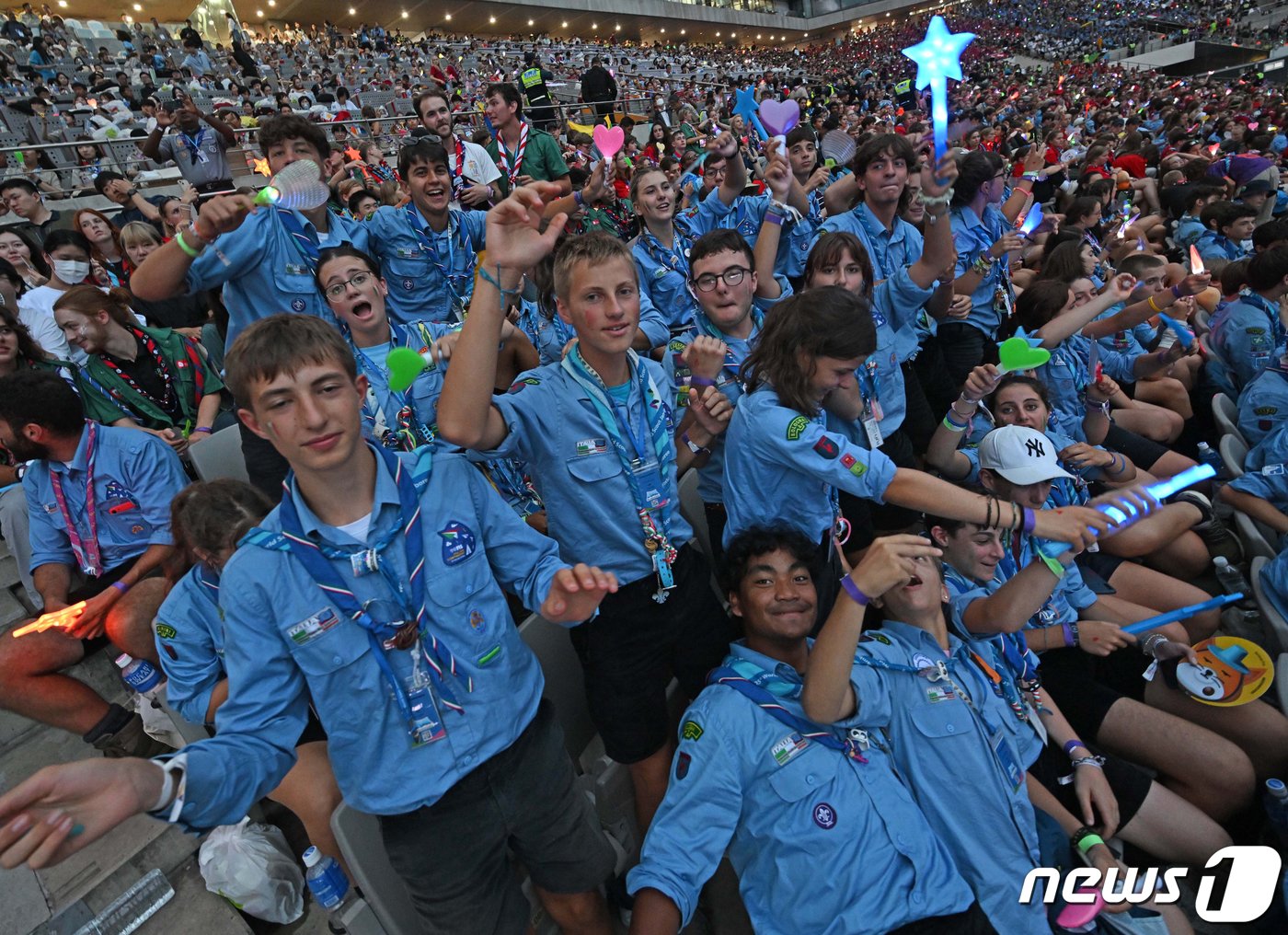 본문 이미지 - 11일 서울 마포구 서울월드컵경기장에서 열린 K팝 슈퍼라이브 콘서트에서 세계 스카우트 대원들이 공연을 즐기고 있다. 2023.8.11/뉴스1 ⓒ News1 사진공동취재단