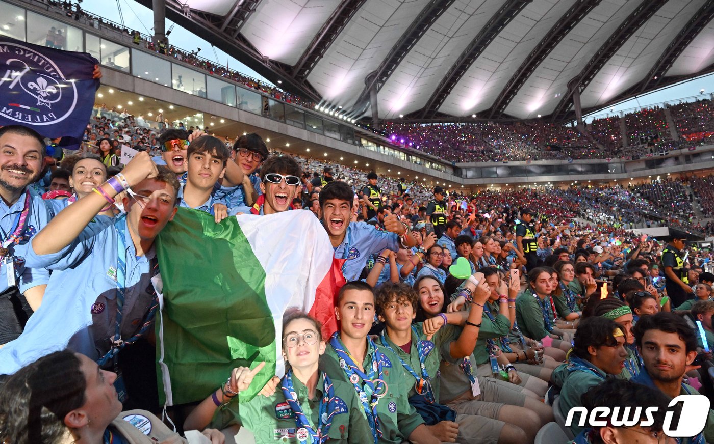 본문 이미지 - 11일 서울 마포구 서울월드컵경기장에서 열린 2023 새만금 세계스카우트잼버리 K팝 슈퍼라이브 콘서트에서 대원들이 즐거운 시간을 보내고 있다. 2023.8.11/뉴스1 ⓒ News1 사진공동취재단