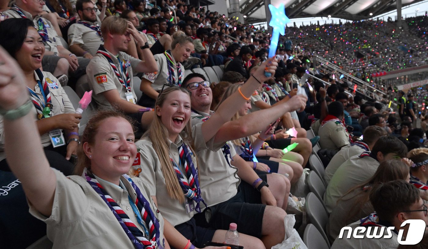 본문 이미지 - 11일 서울 마포구 서울월드컵경기장에서 열린 2023 새만금 세계스카우트잼버리 K팝 슈퍼라이브 콘서트에서 대원들이 즐거운 시간을 보내고 있다. 2023.8.11/뉴스1 ⓒ News1 사진공동취재단