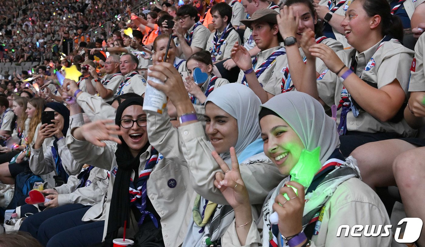 본문 이미지 - 11일 서울 마포구 서울월드컵경기장에서 열린 2023 새만금 세계스카우트잼버리 K팝 슈퍼라이브 콘서트에서 대원들이 즐거운 시간을 보내고 있다. 2023.8.11/뉴스1 ⓒ News1 사진공동취재단