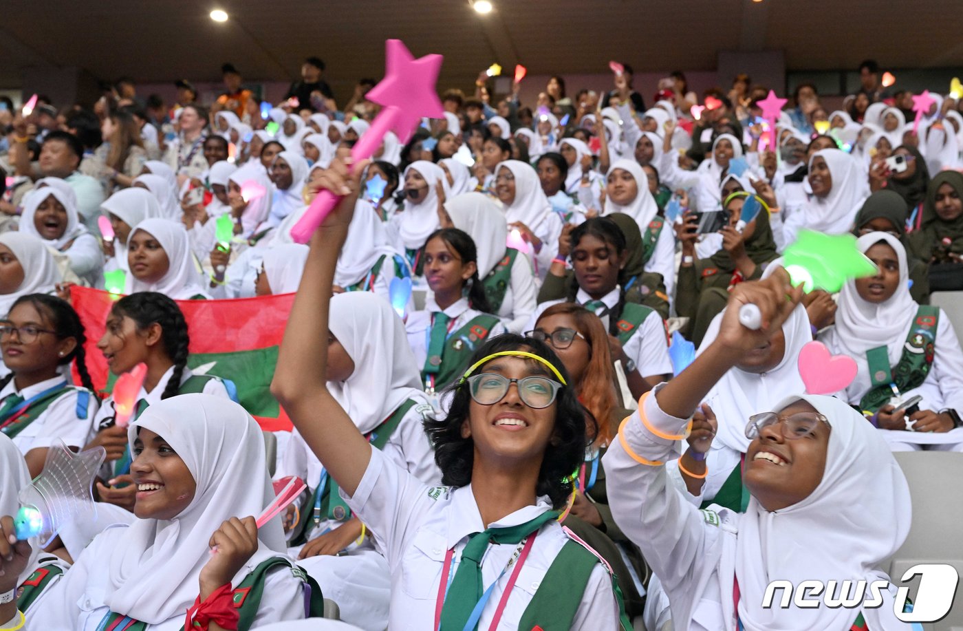 본문 이미지 - 11일 서울 마포구 서울월드컵경기장에서 열린 2023 새만금 세계스카우트잼버리 K팝 슈퍼라이브 콘서트에서 대원들이 즐거운 시간을 보내고 있다. 2023.8.11/뉴스1 ⓒ News1 사진공동취재단