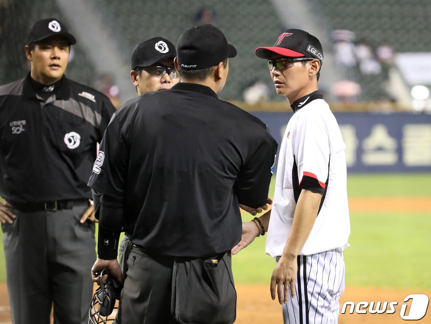 본문 이미지 - 11일 오후 서울 송파구 잠실야구장에서 열린 프로야구 '2023 신한은행 SOL KBO 리그' LG 트윈스와 키움 히어로즈의 경기, LG의 6회말 오스틴이 심판의 스트라이크 판정에 항의하다 퇴장당하자 염경엽 감독이 심판에게 항의하고 있다. 2023.8.11/뉴스1 ⓒ News1 구윤성 기자
