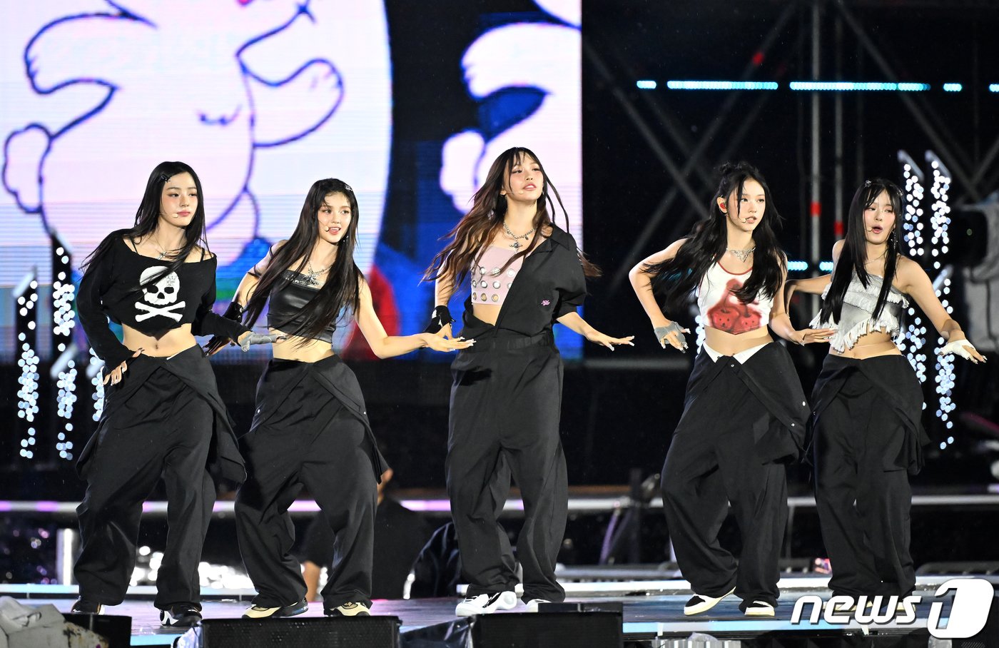 본문 이미지 - 11일 오후 서울 마포구 서울월드컵경기장에서 열린 ‘2023 새만금 세계스카우트잼버리 K팝 슈퍼 라이브 콘서트’에서 그룹 뉴진스의 민지(왼쪽부터)와 다니엘, 혜인, 해린, 하니가 공연을 펼치고 있다. 2023.8.11/뉴스1 ⓒ News1 사진공동취재단