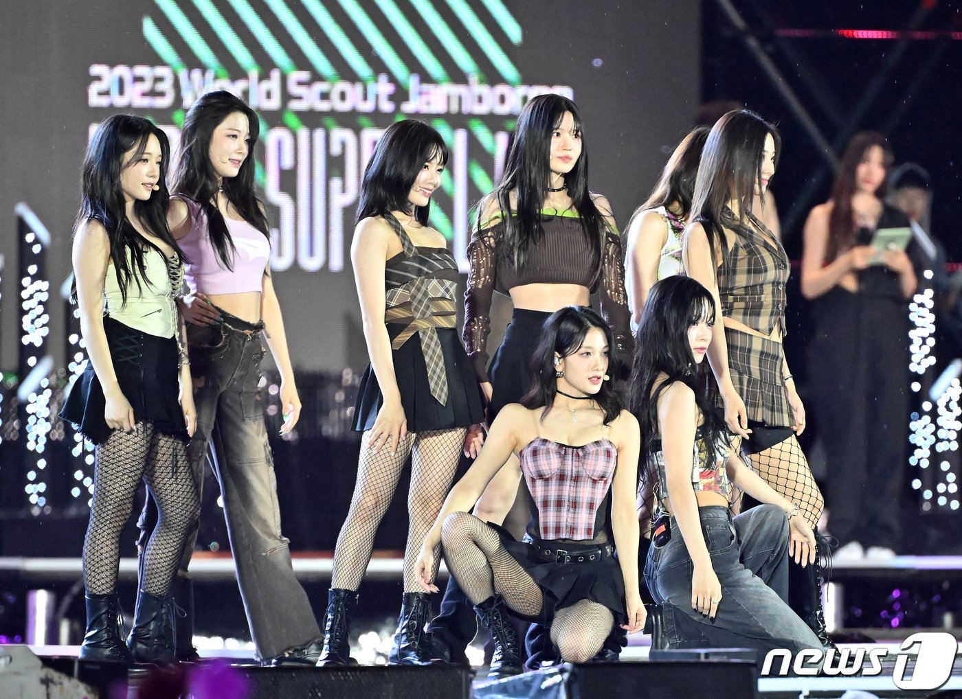 본문 이미지 - 11일 오후 서울 마포구 서울월드컵경기장에서 열린 ‘2023 새만금 세계스카우트잼버리 K팝 슈퍼 라이브 콘서트’에서 그룹 프로미스나인이 화려한 공연을 펼치고 있다. 2023.8.11/뉴스1 ⓒ News1 사진공동취재단