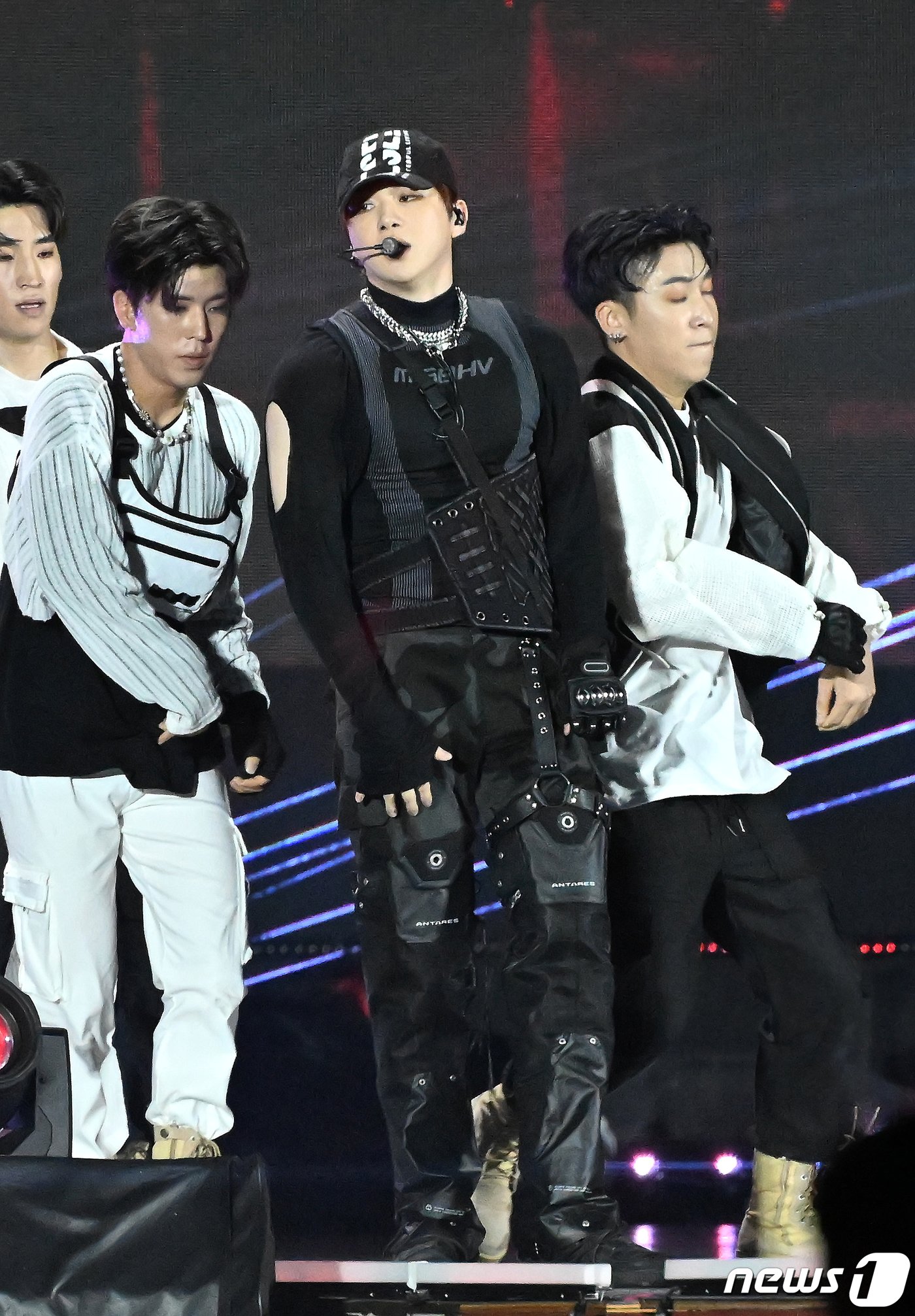 본문 이미지 - 11일 오후 서울 마포구 서울월드컵경기장에서 열린 ‘2023 새만금 세계스카우트잼버리 K팝 슈퍼 라이브 콘서트’에서 가수 강다니엘이 멋진 공연을 펼치고 있다. 2023.8.11/뉴스1 ⓒ News1 사진공동취재단