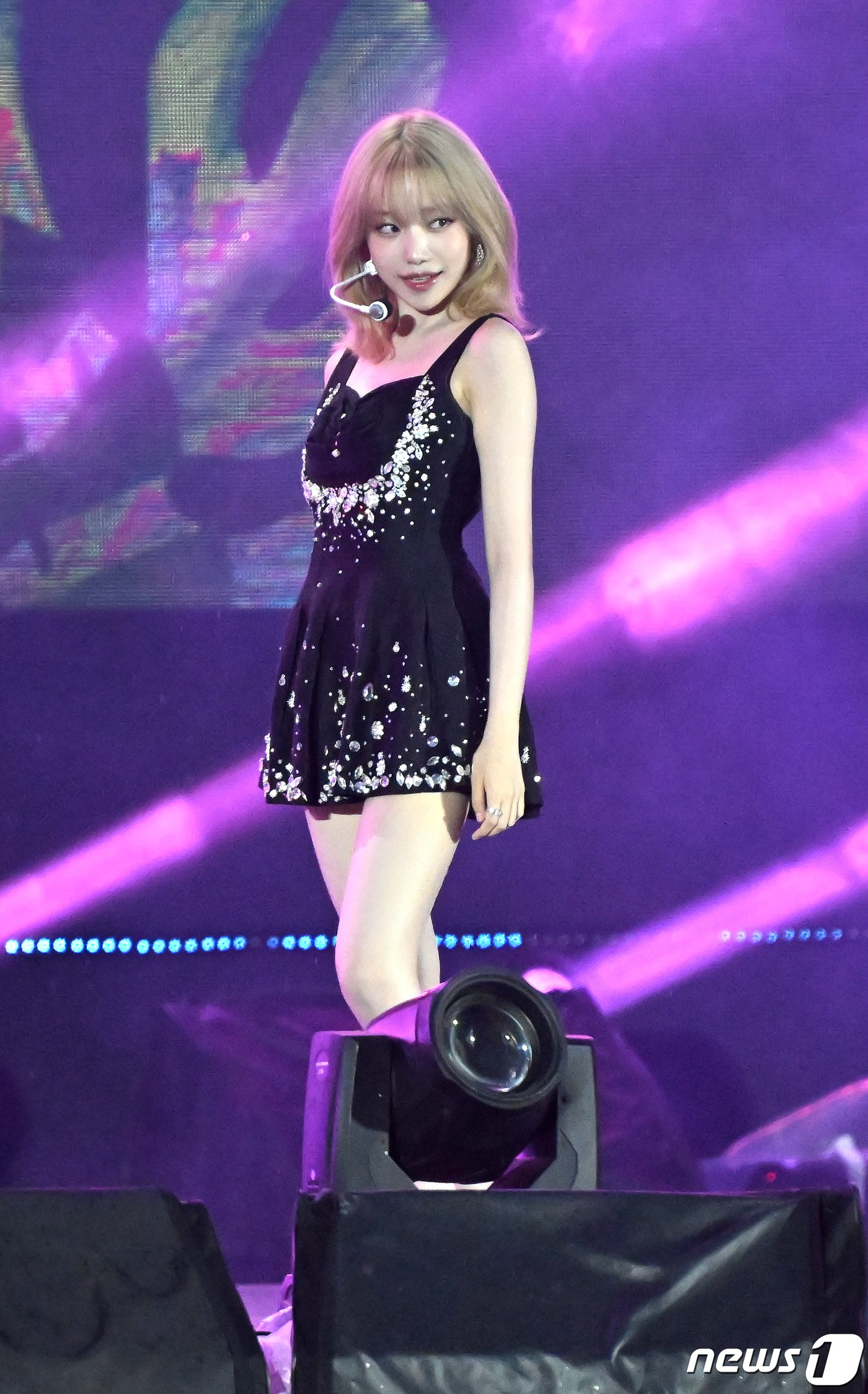 본문 이미지 - 11일 오후 서울 마포구 서울월드컵경기장에서 열린 ‘2023 새만금 세계스카우트잼버리 K팝 슈퍼 라이브 콘서트’에서 가수 조유리가 공연을 펼치고 있다. 2023.8.11/뉴스1 ⓒ News1 사진공동취재단