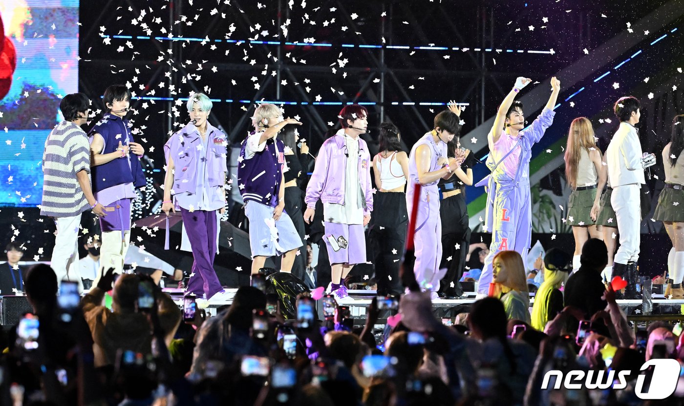 본문 이미지 - 11일 오후 서울 마포구 서울월드컵경기장에서 열린 ‘2023 새만금 세계스카우트잼버리 K팝 슈퍼 라이브 콘서트’에서 그룹 NCT DREAM이 화려한 피날레를 하고 있다. 2023. 8.11/뉴스1 ⓒ News1 사진공동취재단