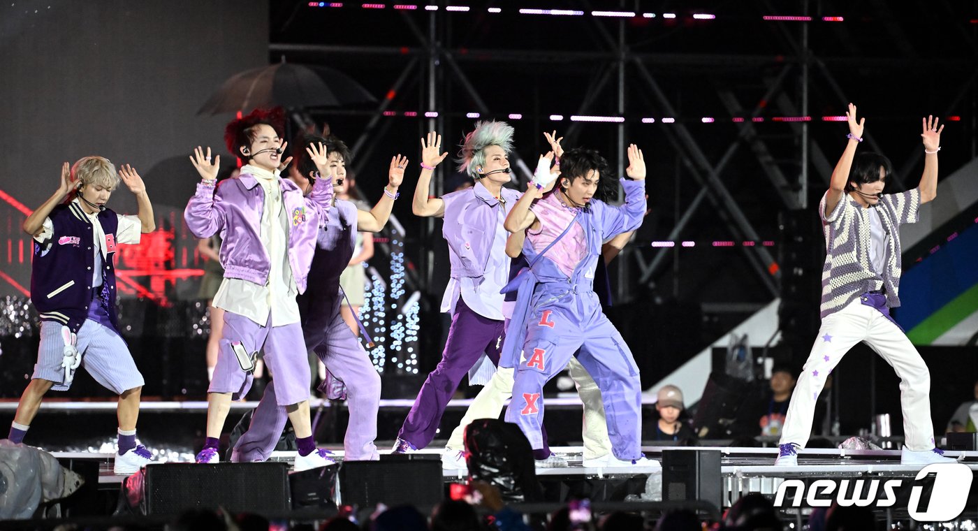 본문 이미지 - 11일 오후 서울 마포구 서울월드컵경기장에서 열린 ‘2023 새만금 세계스카우트잼버리 K팝 슈퍼 라이브 콘서트’에서 그룹 NCT DREAM이 화려한 공연을 펼치고 있다. 2023. 8.11/뉴스1 ⓒ News1 사진공동취재단