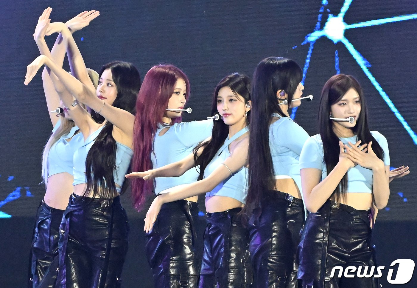 본문 이미지 - 11일 오후 서울 마포구 서울월드컵경기장에서 열린 ‘2023 새만금 세계스카우트잼버리 K팝 슈퍼 라이브 콘서트’에서 그룹 아이브가 공연을 펼치고 있다. 2023. 8.11/뉴스1 ⓒ News1 사진공동취재단