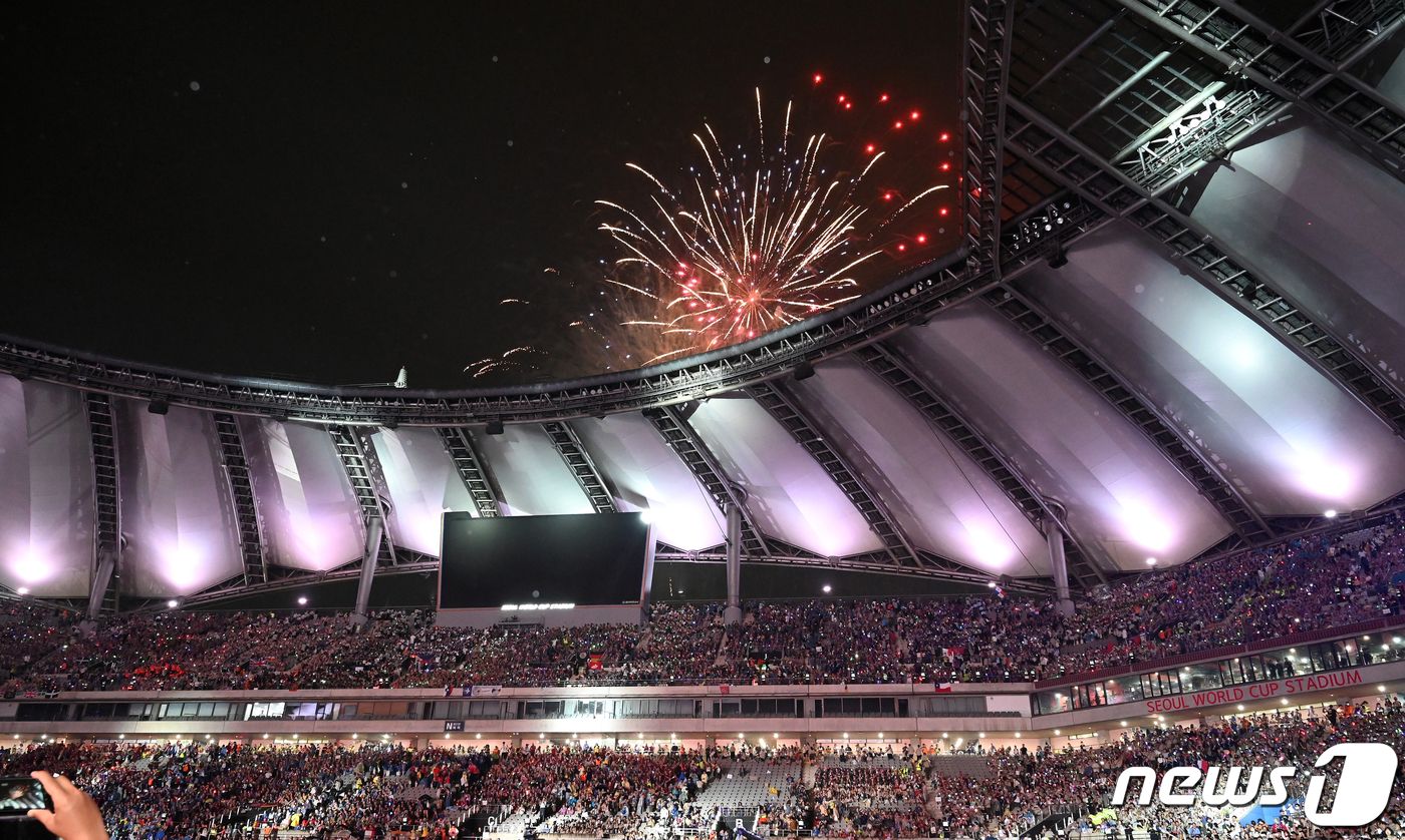 (서울=뉴스1) 사진공동취재단 = 11일 오후 서울 마포구 서울월드컵경기장에서 열린 ‘2023 새만금 세계스카우트잼버리 K팝 슈퍼 라이브 콘서트’에서 불꽃놀이가 진행되고 있다. 2 …