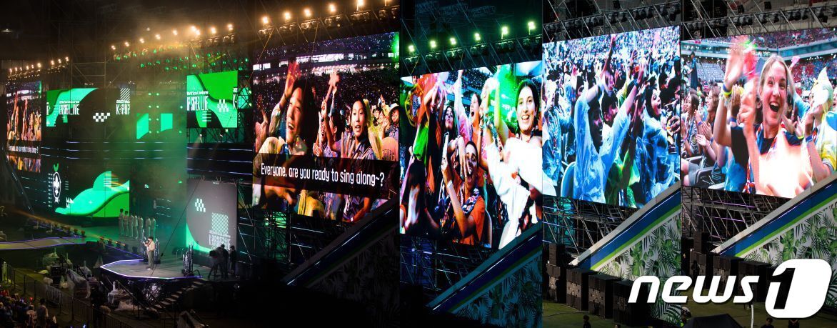 본문 이미지 - 11일 오후 서울 마포구 서울월드컵경기장에서 열린 ‘2023 새만금 세계스카우트잼버리 K팝 슈퍼 라이브 콘서트’에서 대원들이 공연을 즐기고 있다. 2023.8.11/뉴스1 ⓒ News1