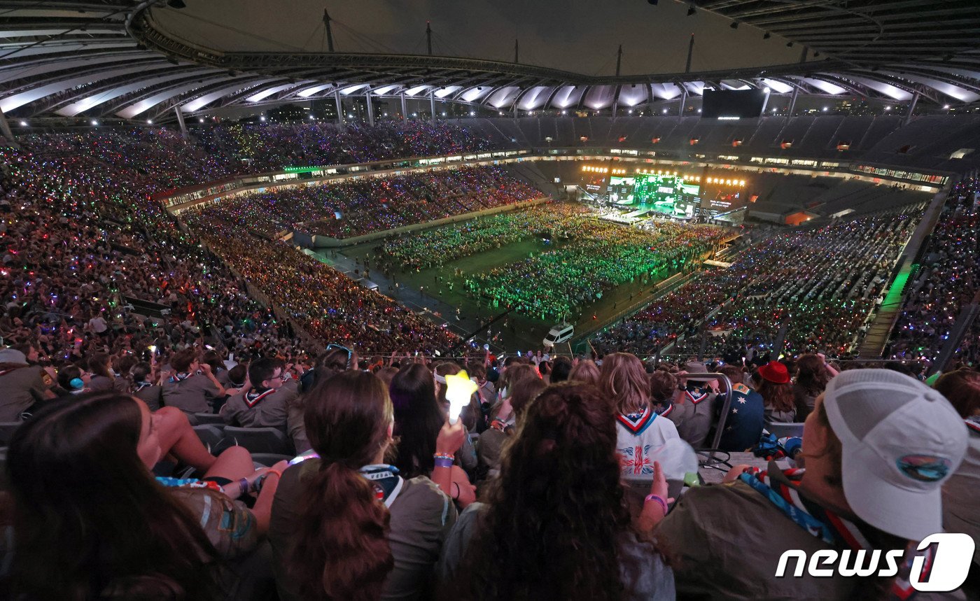 본문 이미지 - 11일 오후 서울 마포구 서울월드컵경기장에서 열린 ‘2023 새만금 세계스카우트잼버리 K팝 슈퍼 라이브 콘서트’에서 대원들이 공연을 즐기고 있다. (문화체육관광부 제공)2023.8.12/뉴스1