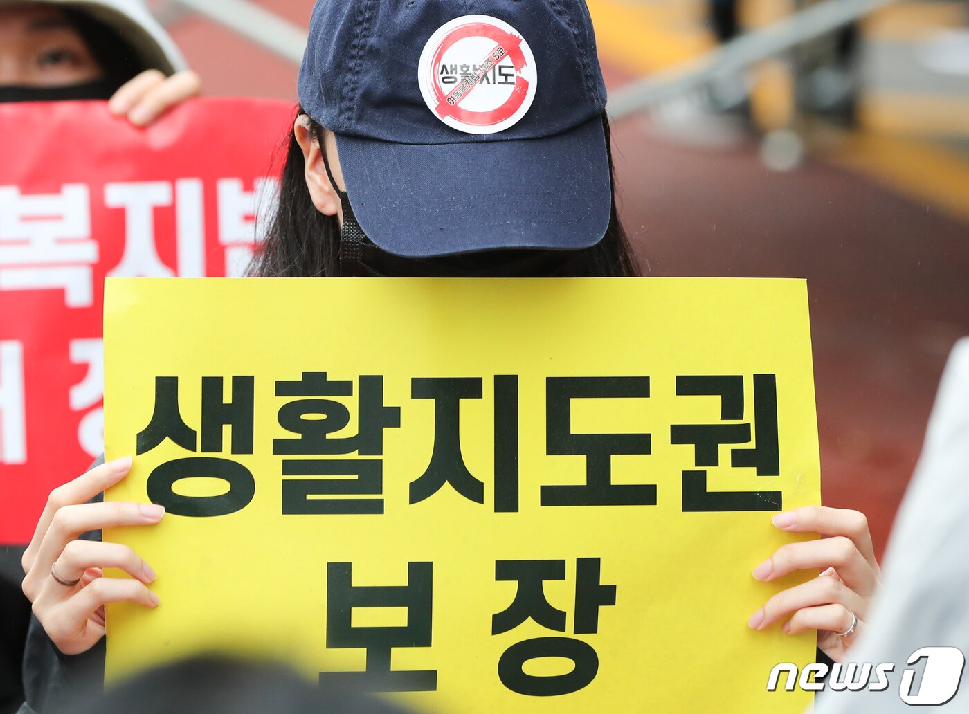 본문 이미지 - 12일 서울 종로구 보신각 앞에서 서이초 교사 추모식 및 교사생존권을 위한 집회에서 한 참가자가 생활지도권 보장을 촉구하고 있다. 2023.8.12/뉴스1 ⓒ News1 허경 기자