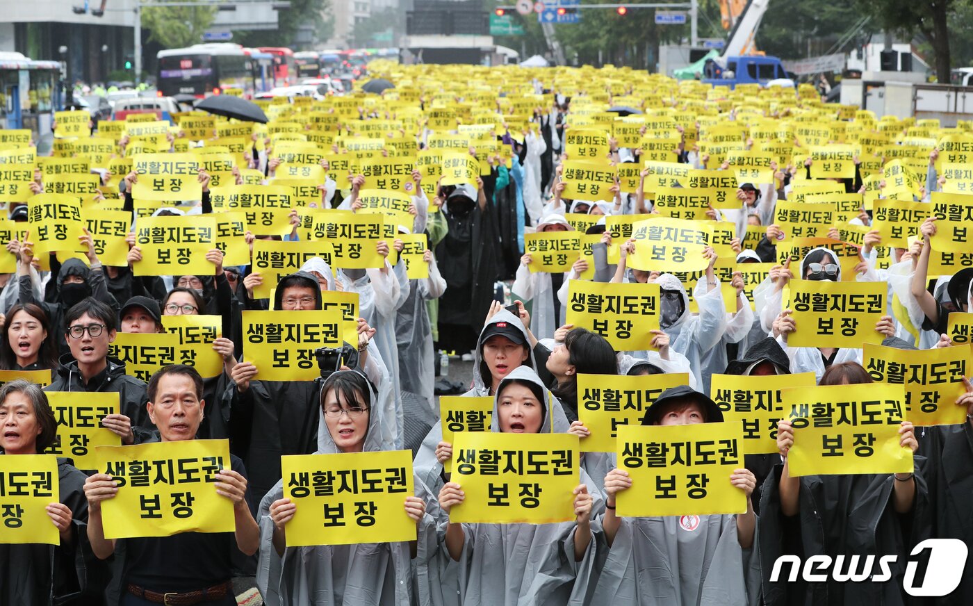 본문 이미지 - 12일 서울 종로구 보신각 앞에서 서이초 교사 추모식 및 교사생존권을 위한 집회에서 참가자들이 아동복지법 개정과 생활지도권 보장을 촉구하고 있다. 2023.8.12/뉴스1 ⓒ News1 허경 기자