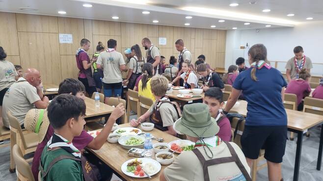 본문 이미지 - 8일 사찰음식 만들기 체험에 나선 불가리아 잼버리 참가 대원들. (세종전통문화체험관 제공) / 뉴스1