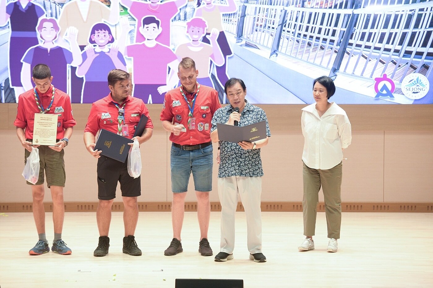 본문 이미지 - 12일  세종시 장군면 한국영상대학교 국제관 앞에서 열린 25회 새만금 세계스카우트잼버리 불가리아 대표단 환송 행사에서 최민호 세종시장(오른쪽서 두번째)이 불가리아 소피아시장의 서한을 읽고 있다. (세종시 제공0 / 뉴스1