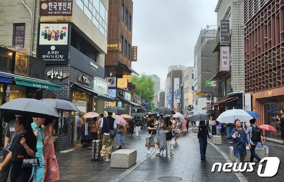 12일 오루 서울 송로구 인사동 거리. 2023.8.12/뉴스1 © News1 유민주 기자