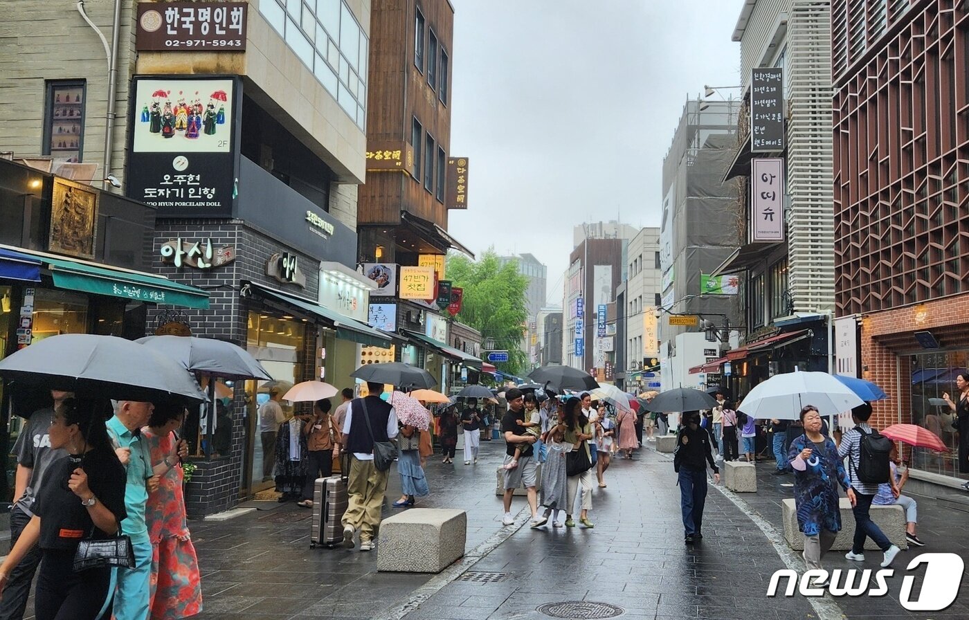 본문 이미지 -  12일 오루 서울 송로구 인사동 거리. 2023.8.12/뉴스1 ⓒ News1 유민주 기자