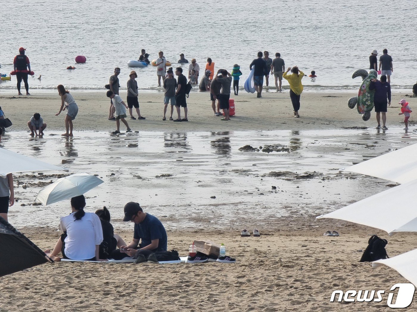 본문 이미지 - 광복절 징검다리 연휴가 시작된 12일 전북 곳곳은 피서를 즐기기 위해 밖으로 나선 인파가 몰렸다.2023.8.12./뉴스1 이지선기자