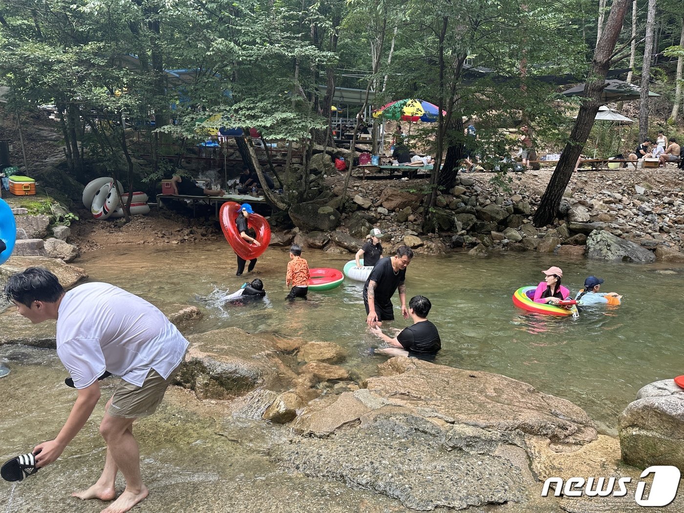 본문 이미지 - 광복절 징검다리 연휴가 시작된 12일 전북 곳곳은 피서를 즐기기 위해 밖으로 나선 인파가 몰렸다. 완주군 동상면의 한 계곡에서 사람들이 물놀이를 하고 있다.2023.8.12./뉴스1 이지선기자