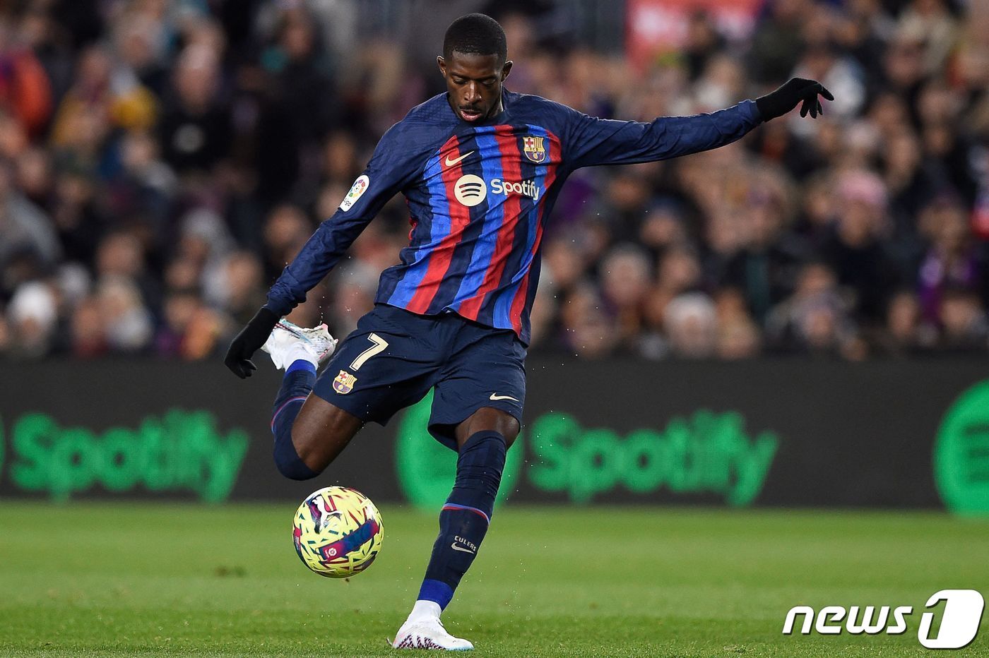 본문 이미지 - 바르셀로나에서 뛰었던 뎀벨레. ⓒ AFP=뉴스1