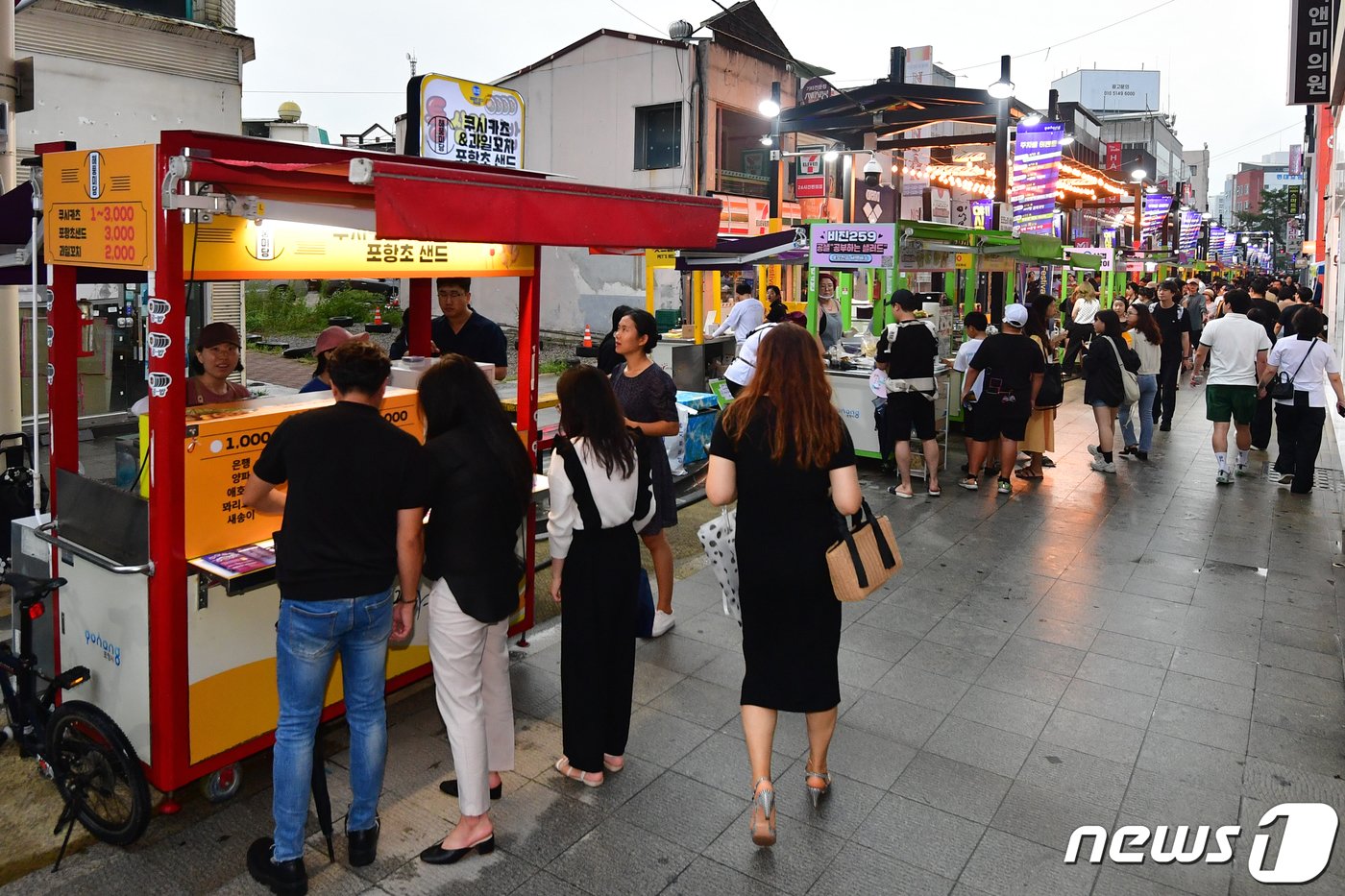 12일 오후 경북 포항시 중앙상가 실개천에서 열린 &#39;2023포항중앙상가 야시장&#39;에서 시민과 관광객들이 다양한 음식을 맛보고 있다.2023.8.12/뉴스1 ⓒ News1 최창호 기자