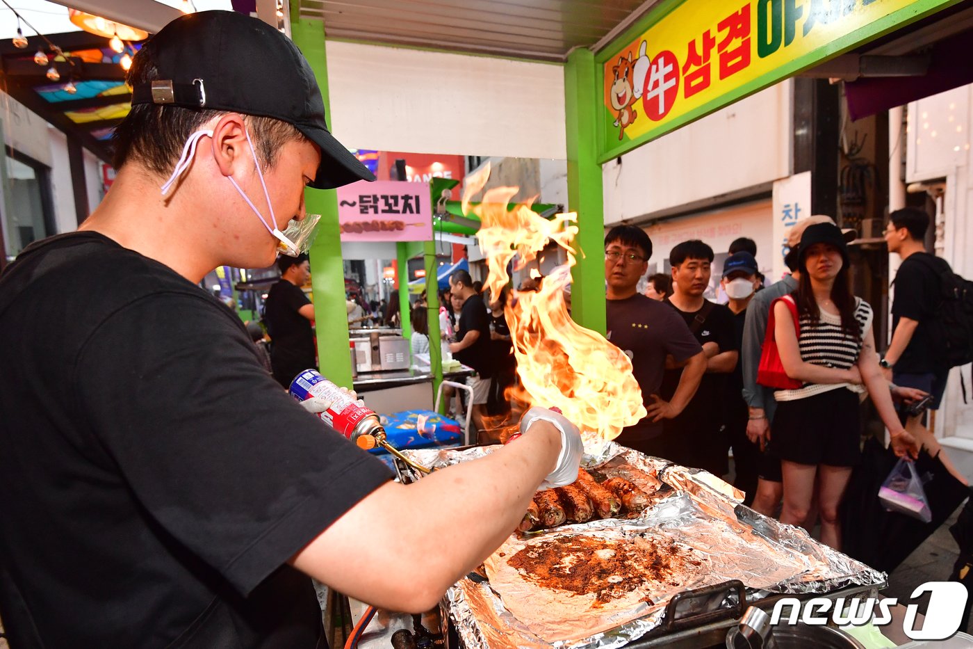 12일 오후 경북 포항시 중앙상가 실개천에서 열린 &#39;2023포항중앙상가 야시장&#39;에서 맛있는 음식들이 만들어지고 있다.2023.8.12/뉴스1 ⓒ News1 최창호 기자