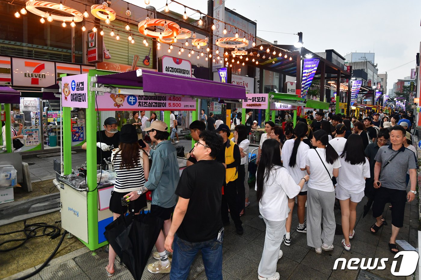 12일 오후 경북 포항시 중앙상가 실개천에서 열린 &#39;2023포항중앙상가 야시장&#39;에서 다양한 조명이 밝혀지고 있다.2023.8.12/뉴스1 ⓒ News1 최창호 기자