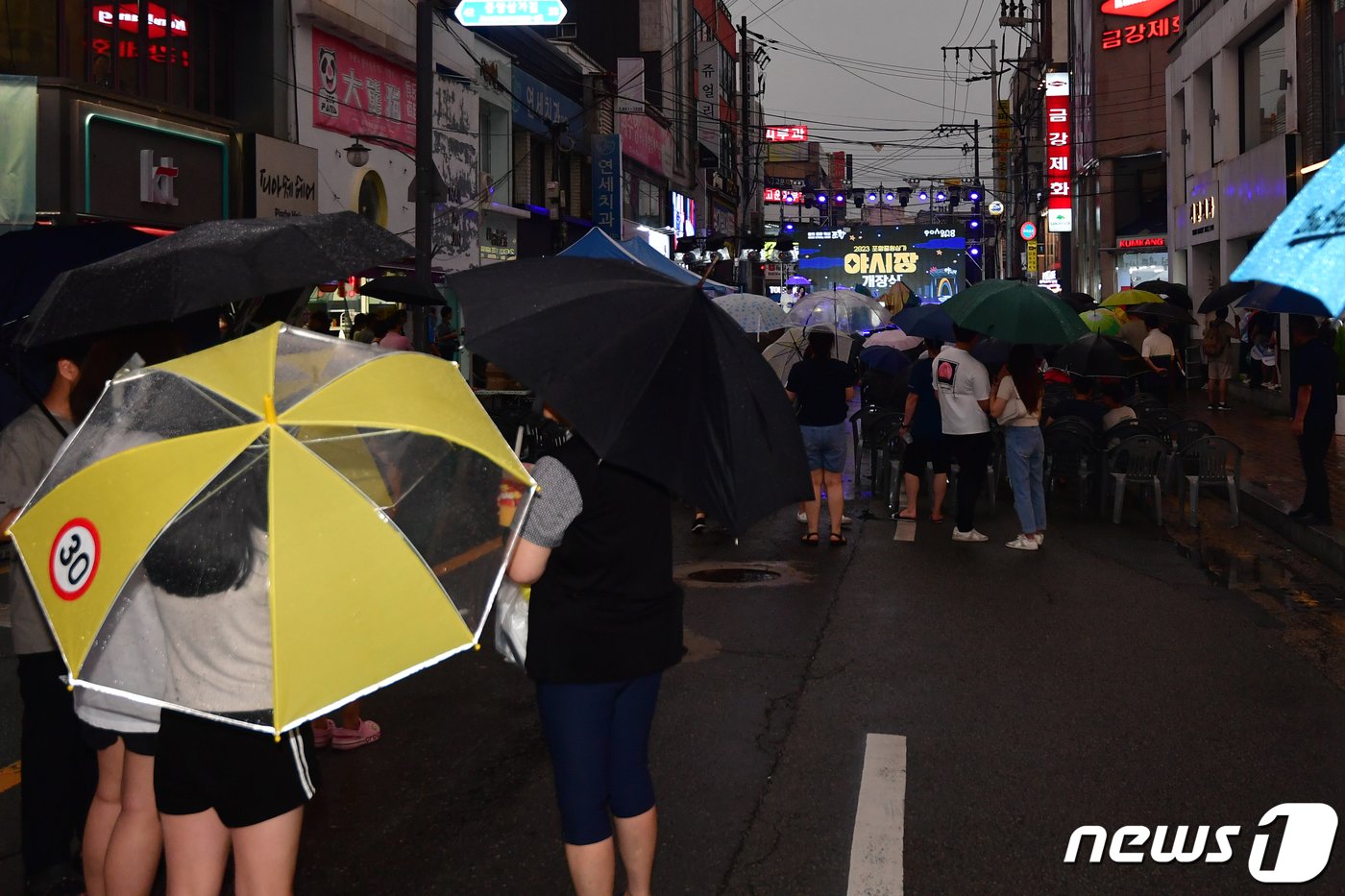 12일 오후 경북 포항시 중앙상가 실개천에서 열린 &#39;2023포항중앙상가 야시장&#39;을 찾은 시민과 관광객들이 축하 공연을 기다리고 있다.2023.8.12/뉴스1 ⓒ News1 최창호 기자