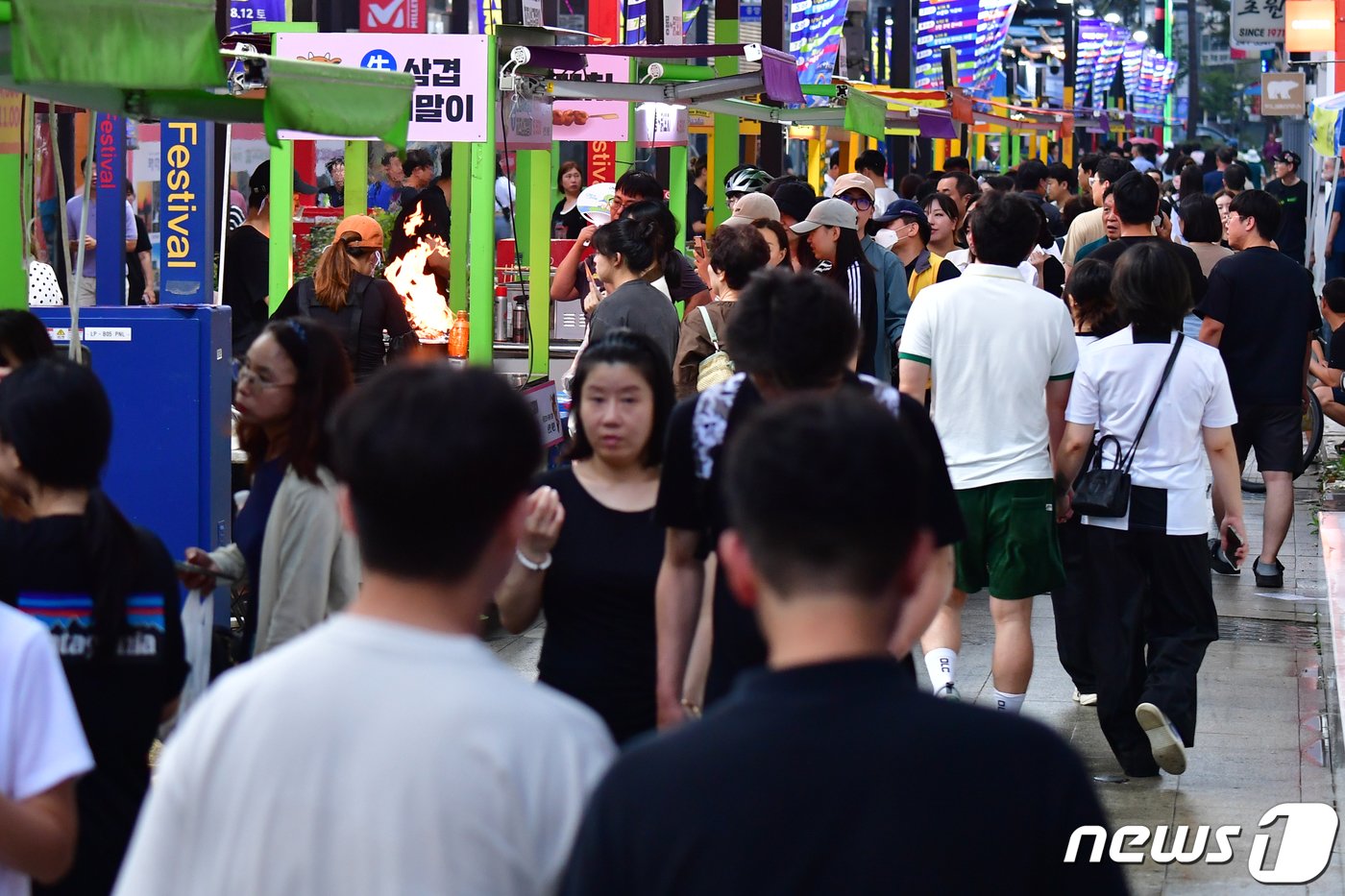 12일 오후 경북 포항시 중앙상가 실개천에서 열린 &#39;2023포항중앙상가 야시장&#39;을 찾은 시민과 관광객들이 다양한 음식을 맛보기 점포를 찾아 다니고 있다.2023.8.12/뉴스1 ⓒ News1 최창호 기자