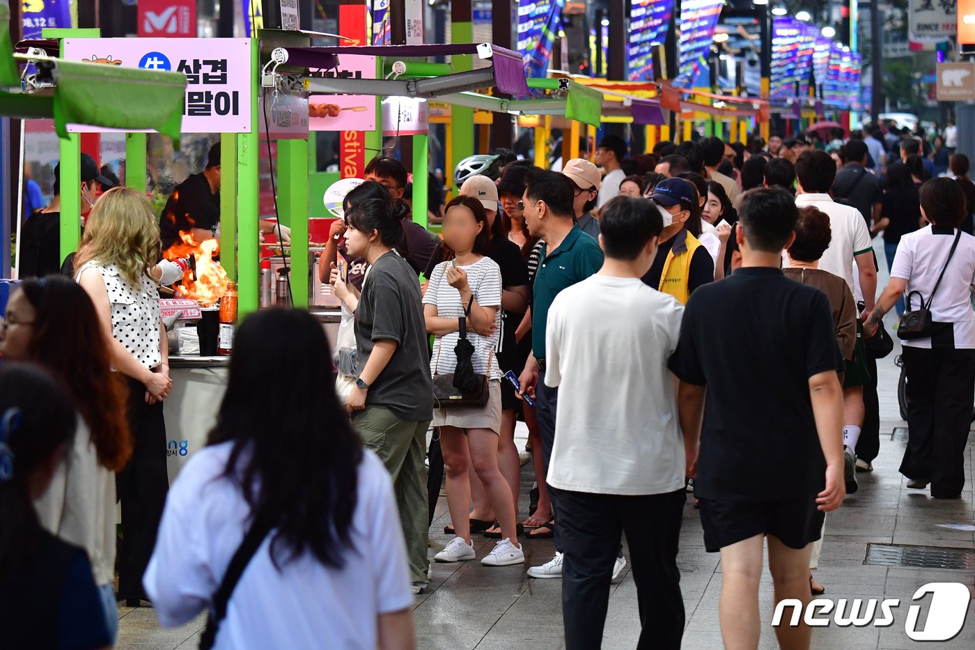 12일 오후 경북 포항시 중앙상가 실개천에서 열린 &#39;2023포항중앙상가 야시장&#39;을 찾은 시민과 관광객들이 다양한 음식을 맛보기 위해 점포를 찾아 다니고 있다.2023.8.12/뉴스1 ⓒ News1 최창호 기자