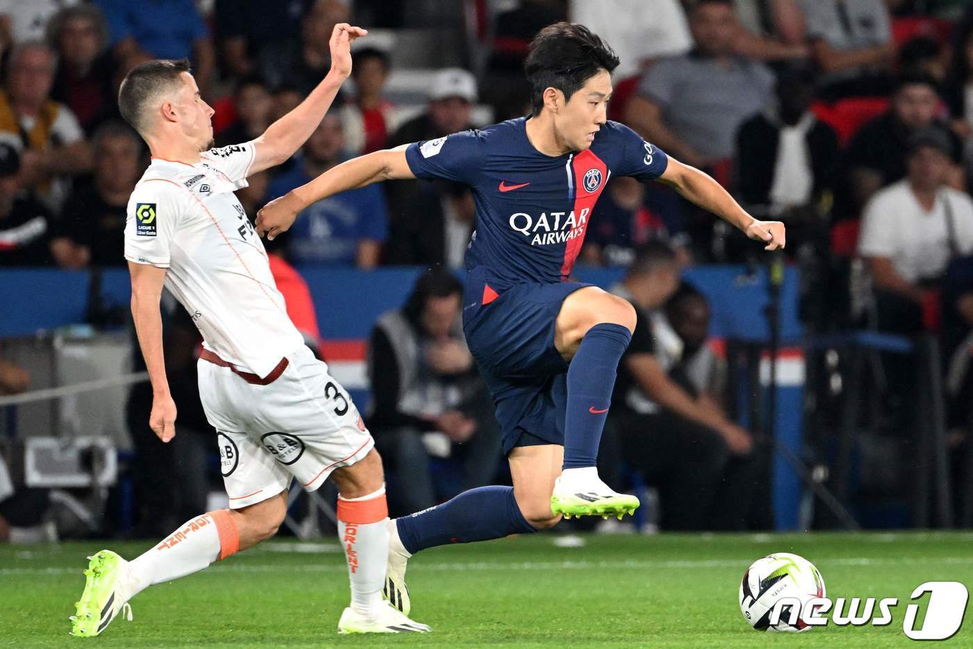 본문 이미지 - 프랑스 파리 생제르맹(PSG)의 이강인이 13일 오전(한국시간) 프랑스 파리의 파르크 데 프랭스에서 열린 로리앙과의 2023-2024시즌 프랑스 프로축구 리그1 개막전에서 상대 수비의 태클을 피해 드리블을 하고 있다. ⓒ AFP=뉴스1