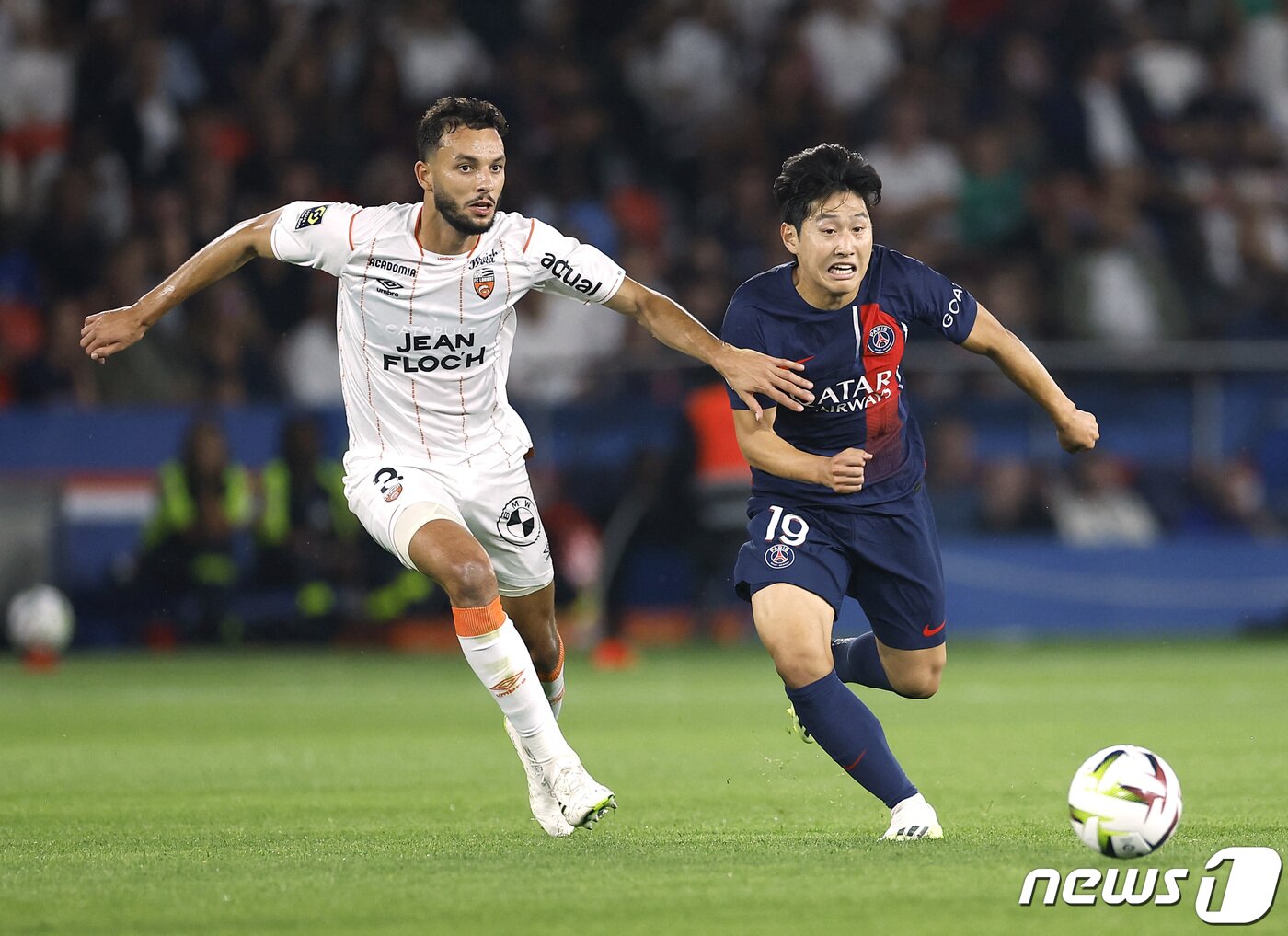 본문 이미지 - 파리 생제르맹(PSG)의 이강인이 12일 (현지시간) 파리의 파르크 데 프랭스에서 열린 로리앙과 프랑스 프로축구 리그1 개막전에 선발로 출전해 상대 선수 몬타사르 탈비를 제치고 있다. 2023.8.13 ⓒ 로이터=뉴스1 ⓒ News1 우동명 기자