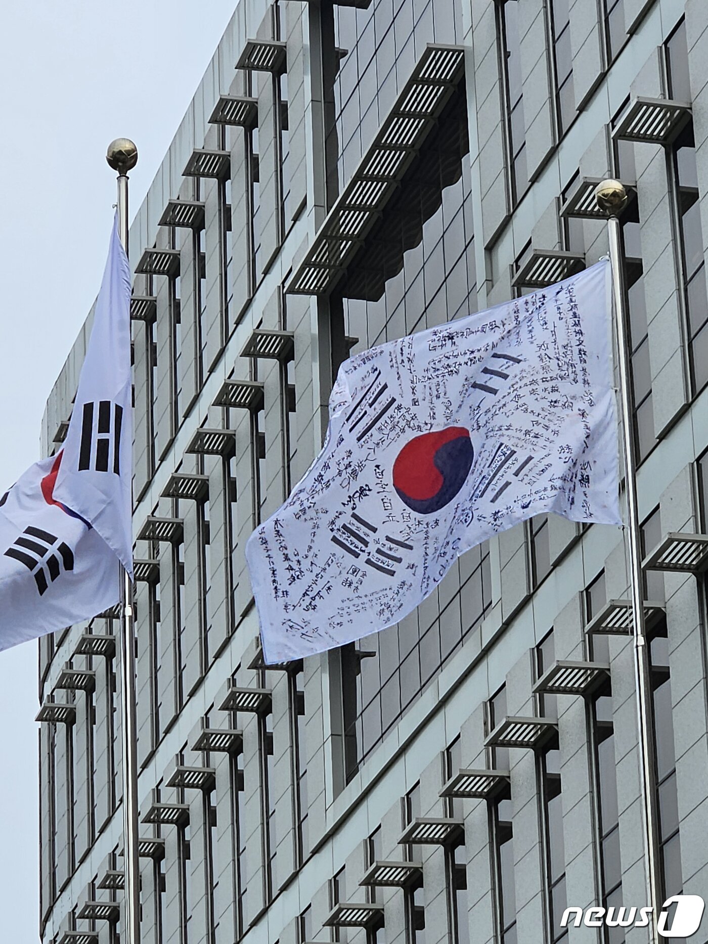 본문 이미지 - 13일 세종시 국가보훈부 세종 본부에 제78주년 광복절을 앞두고 일본에서 영주 귀국하는 독립운동가 오성규 지사의 환국을 환영하는 광복군 서명 태극기가 게양돼 있다. &#40;국가보훈부 제공&#41; 2023.8.13/뉴스1