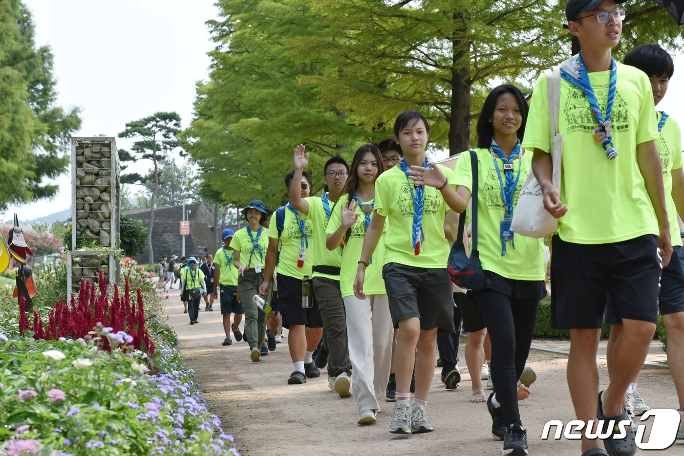 본문 이미지 - 2023 새만금 세계스카우트잼버리 공식 일정을 마친 대만 대원들이 13일 전남 순천시를 찾아 순천만정원박람회장 둘러보고 있다. 2023.8.13/뉴스1 ⓒ News1 김동수 기자