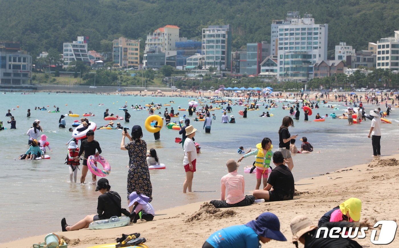 폭염주의보가 발효된 13일 낮 12시께 부산 해운대구 송정해수욕장에 물놀이를 하기 위한 많은 피서객들로 붐비고 있다. 2023.8.13 ⓒ News1 노경민 기자