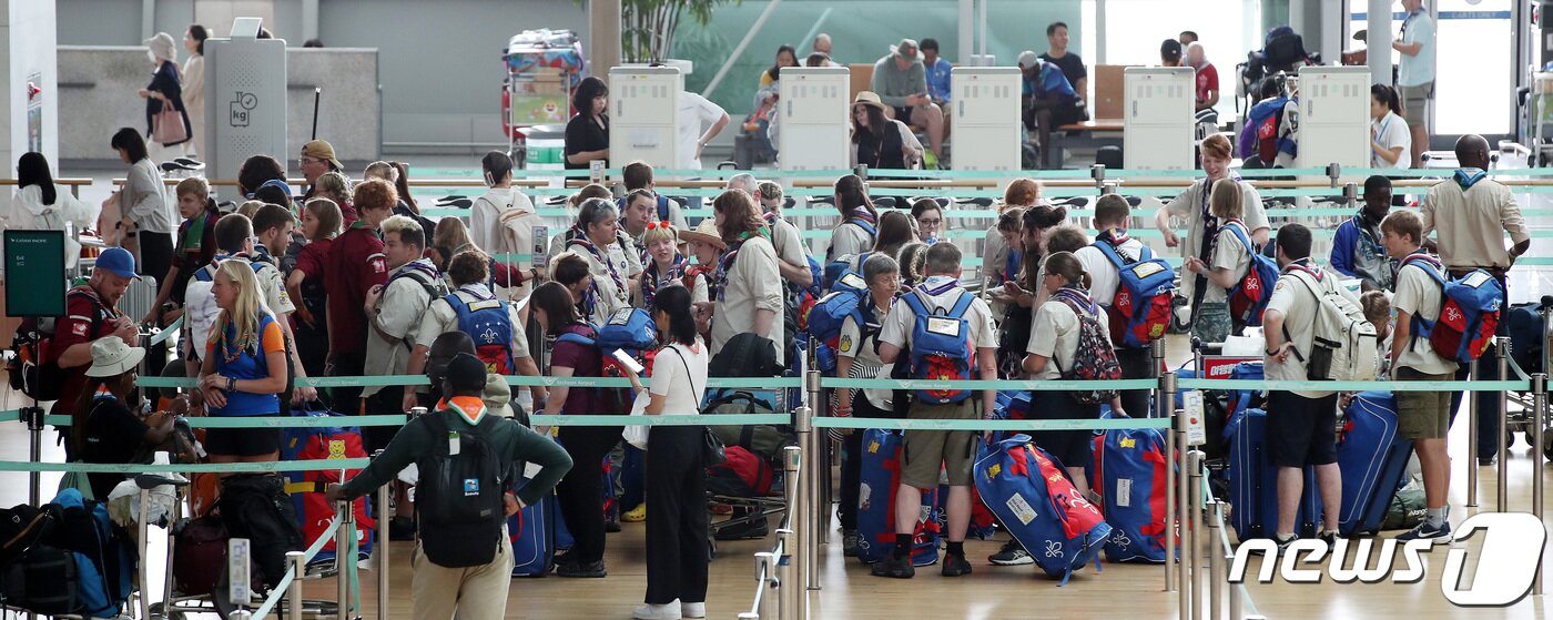 본문 이미지 - 12일간의 여정을 마친 세계스카우트 잼버리 대원들이 13일 인천국제공항 출국장에서 짐을 부치기 위해 대기하고 있다. 2023.8.13/뉴스1 ⓒ News1 박지혜 기자