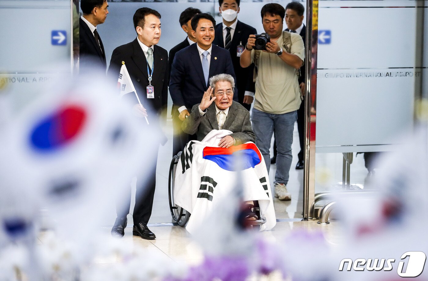 본문 이미지 - 마지막 재일독립유공자 오성규 애국지사가 13일 서울 강서구 김포공항을 통해 입국하고 있다. 오 지사는 일제강점기 중국 만주 봉천 소재 동광중학을 중심으로 항일운동을 했고, 일제에 조직망이 노출되자 만주를 탈출해 중국 안후이성의 한국광복군 제3지대에 입대해 독립운동을 펼쳤다. (공동취재) 2023.8.13/뉴스1 ⓒ News1 김도우 기자